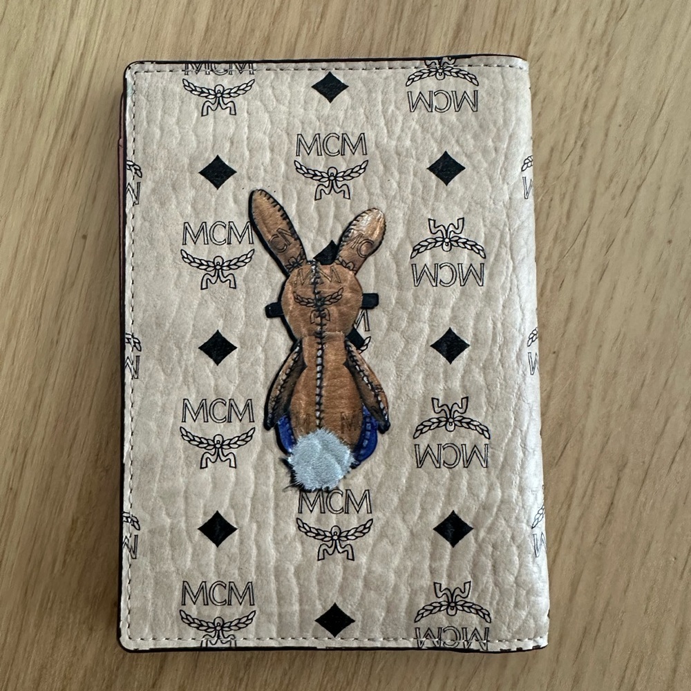 MCM limited passport holder - Picture 2 of 9